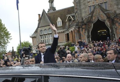 FRA - FRANÇA/ELEIÇÃO - INTERNACIONAL - O novo presidente da França, Emmanuel   Macron, acena ao deixar zona eleitoral   durante votação em Le Touquet, França.      Macron venceu, segundo   as projeções,   a eleição francesa com   cerca de 65%   dos votos contra cerca de   35% da   candidata de extrema direita,   Marine   Le Pen.    07/05/2017 - Foto: THIBAULT CAMUS /ASSOCIATED PRESS/ESTADÃO CONTEÚDO