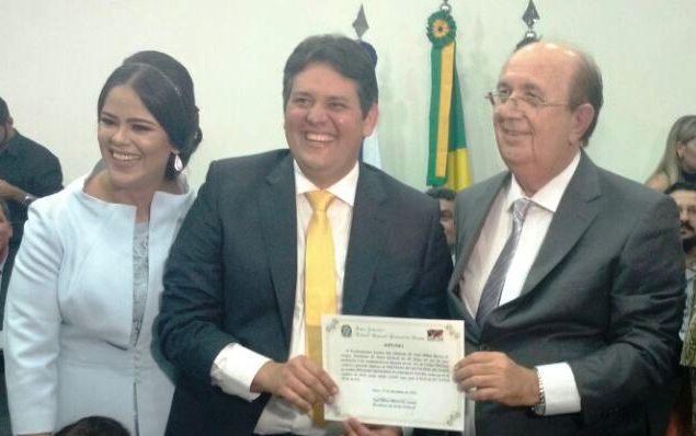 Dinaldinho-posa-com-diploma-de-prefeito