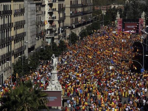 Milhares de pessoas marcham em Barcelona contra independência