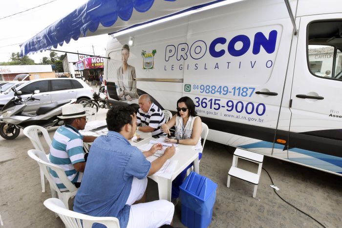 Procon MÃ³vel presta atendimentos a consumidores da Redinha