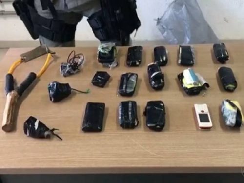 Polícia apreende objetos que seriam arremessados em presídio