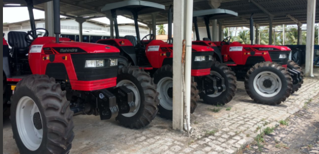 Governo entrega equipamentos e mÃ¡quinas agrÃ­colas