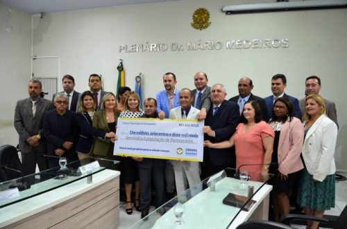 Câmara retoma atividades com entrega simbólica de cheque ao prefeito
