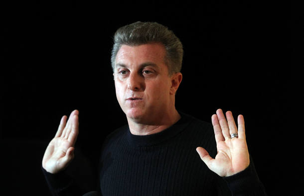 Brasileiro não sabe votar: Luciano Huck é um imbecil