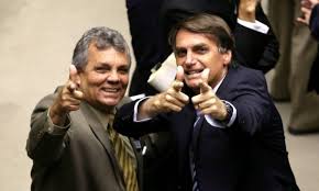 Debate sobre armas projeta Bolsonaro
