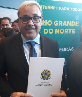 Prefeito Batata assina termo de AdesÃ£o ao Programa Internet para Todos