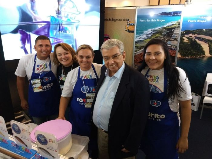 Garibaldi visita estandes da Feira dos Municípios e Produtos Turísticos do RN