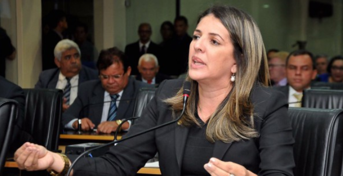Preste 'queixa' na polícia, Nina!