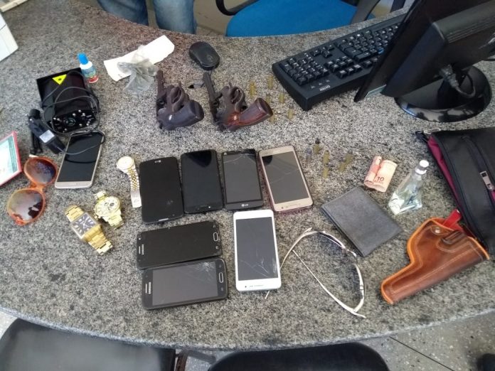 Caicó: PM prende 5 pessoas com arma de fogo em veÃculo Strada