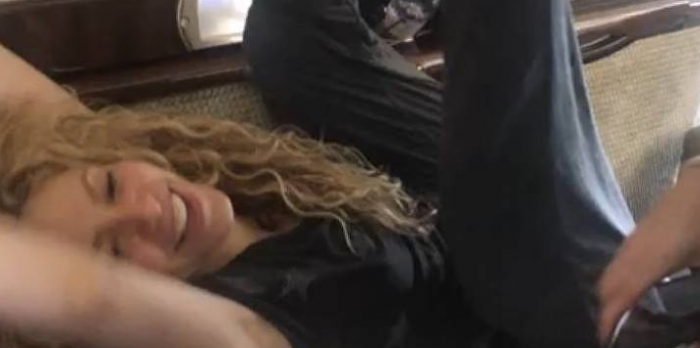 Shakira perdeu até o sapato comemorando a Colômbia