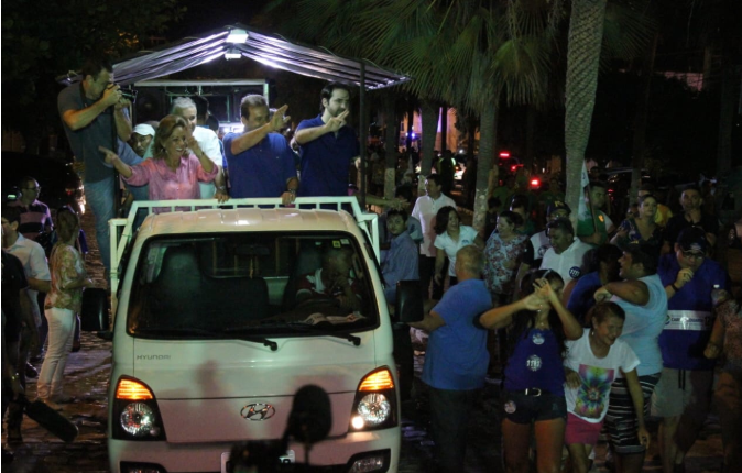 A carreata de Carlos em MossorÃ³ foi do tamanho do carro