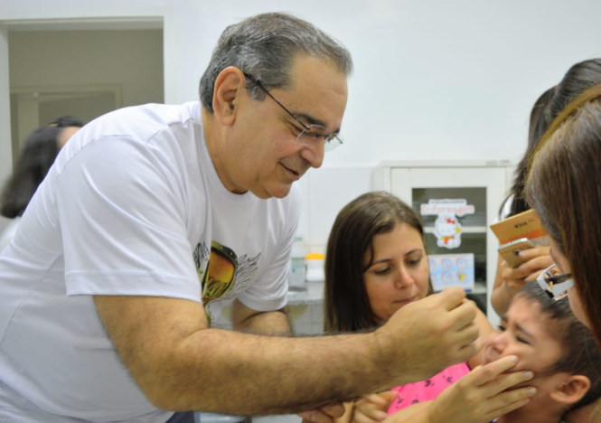 Prefeito Ãlvaro Dias abre Dia D de vacinação contra Pólio e Sarampo