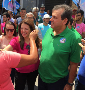 Carlos Eduardo faz caminhada com Nina Souza em Monte Alegre