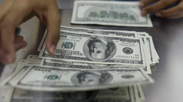 Em linha com exterior, Ibovespa fecha em alta e dÃ³lar recua