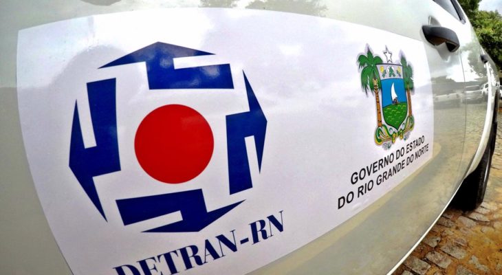 Detran adesiva todos os veiculos de sua propriedade