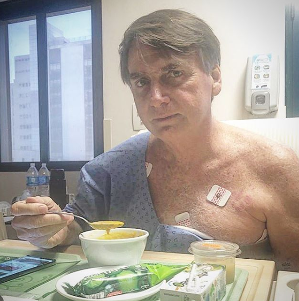 Bolsonaro divulga foto almoçando e agradece orações