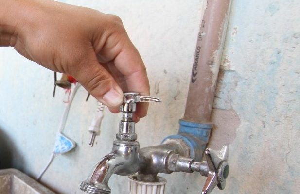 Vazamento em adutora reduz oferta d’água em Montanhas e Nova Cruz