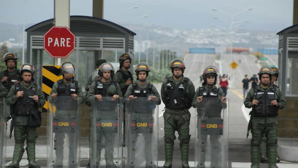 Governo venezuelano reforça presença militar na fronteira com o Brasil