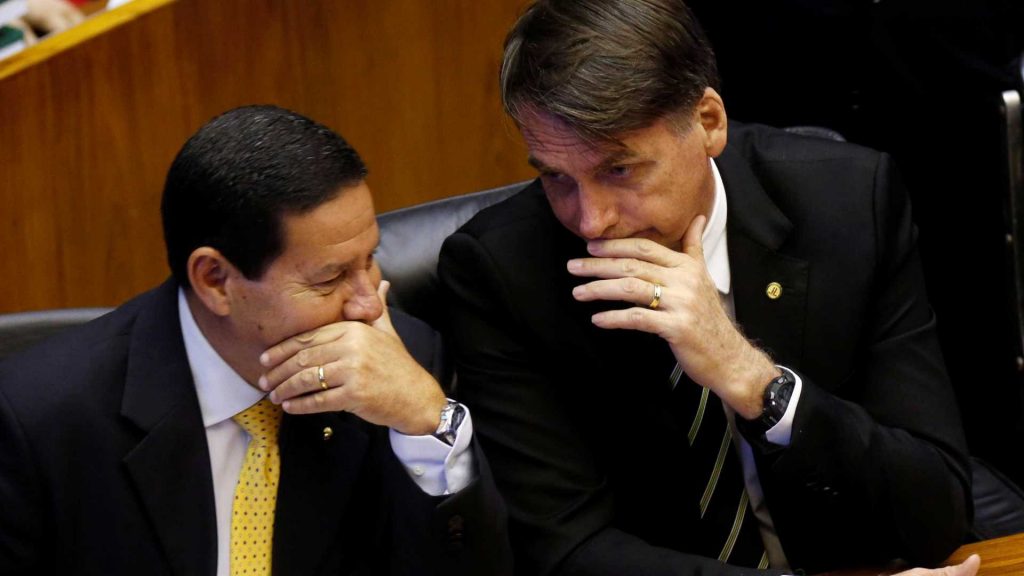 'Você quer me matar?', brinca Bolsonaro com Mourão