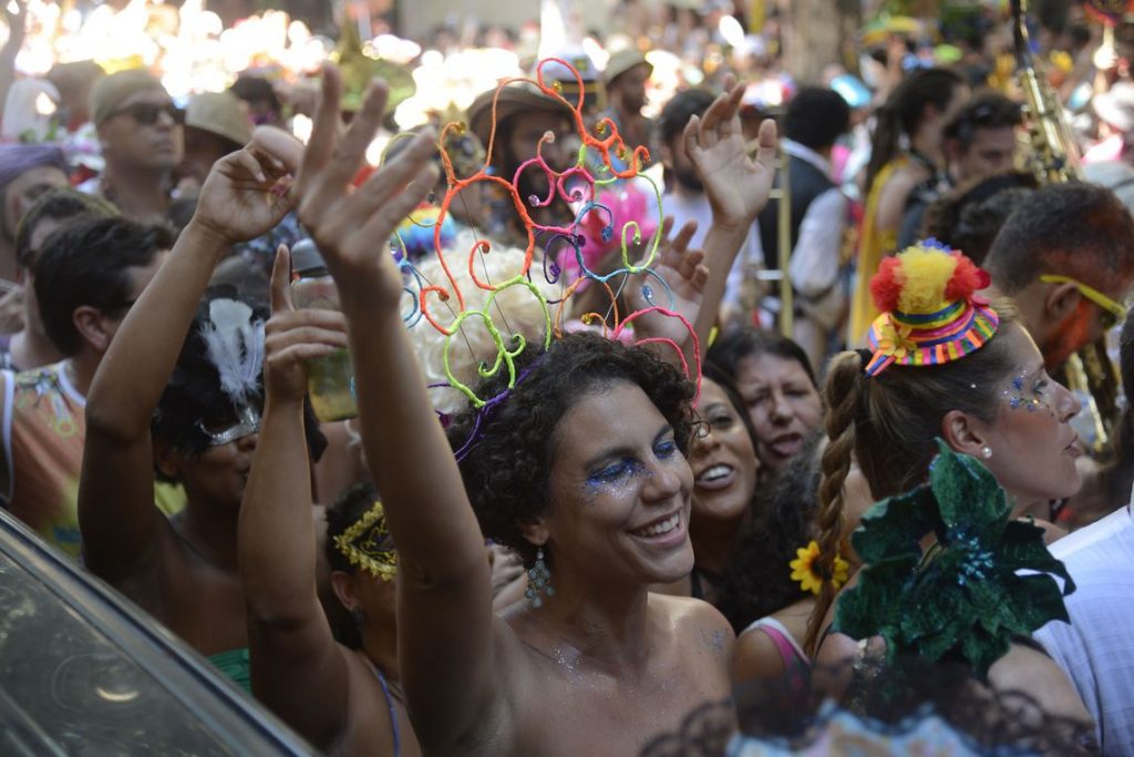 Frase 'não é não' ganha destaque no primeiro carnaval após importunação sexual virar crime