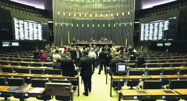 Câmara desarquiva proposta que reduz número de deputados
