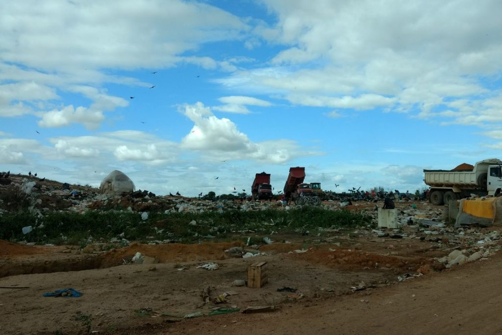 Adiar fechamento de lixÃµes Ã© desserviÃ§o, diz ministro do Meio Ambiente