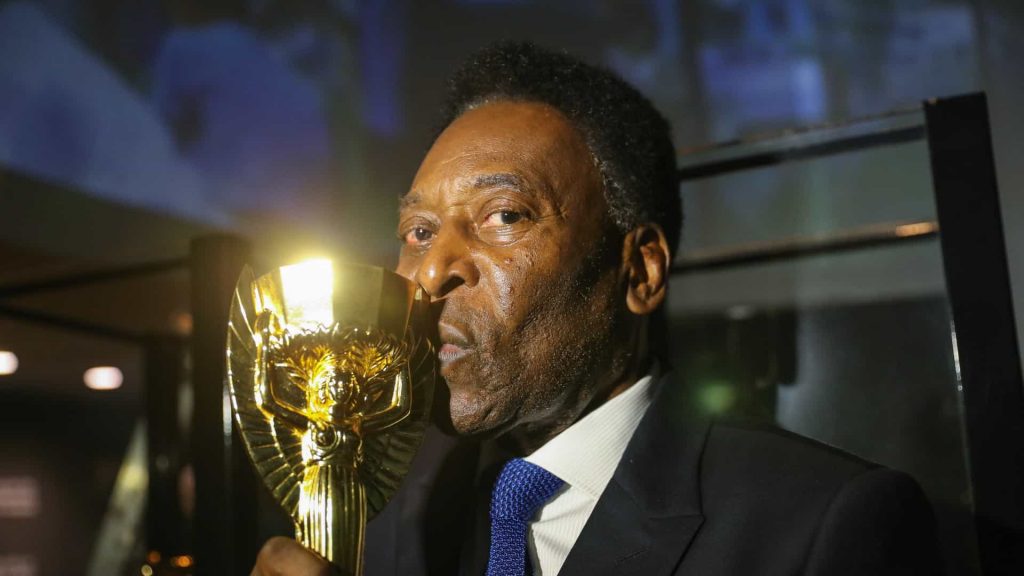 PelÃ© reage bem a medicamentos, segue internado e cancela viagem aos EUA