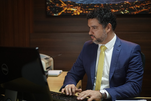 Banco é condenado a indenizar empregado por dispensa indevida