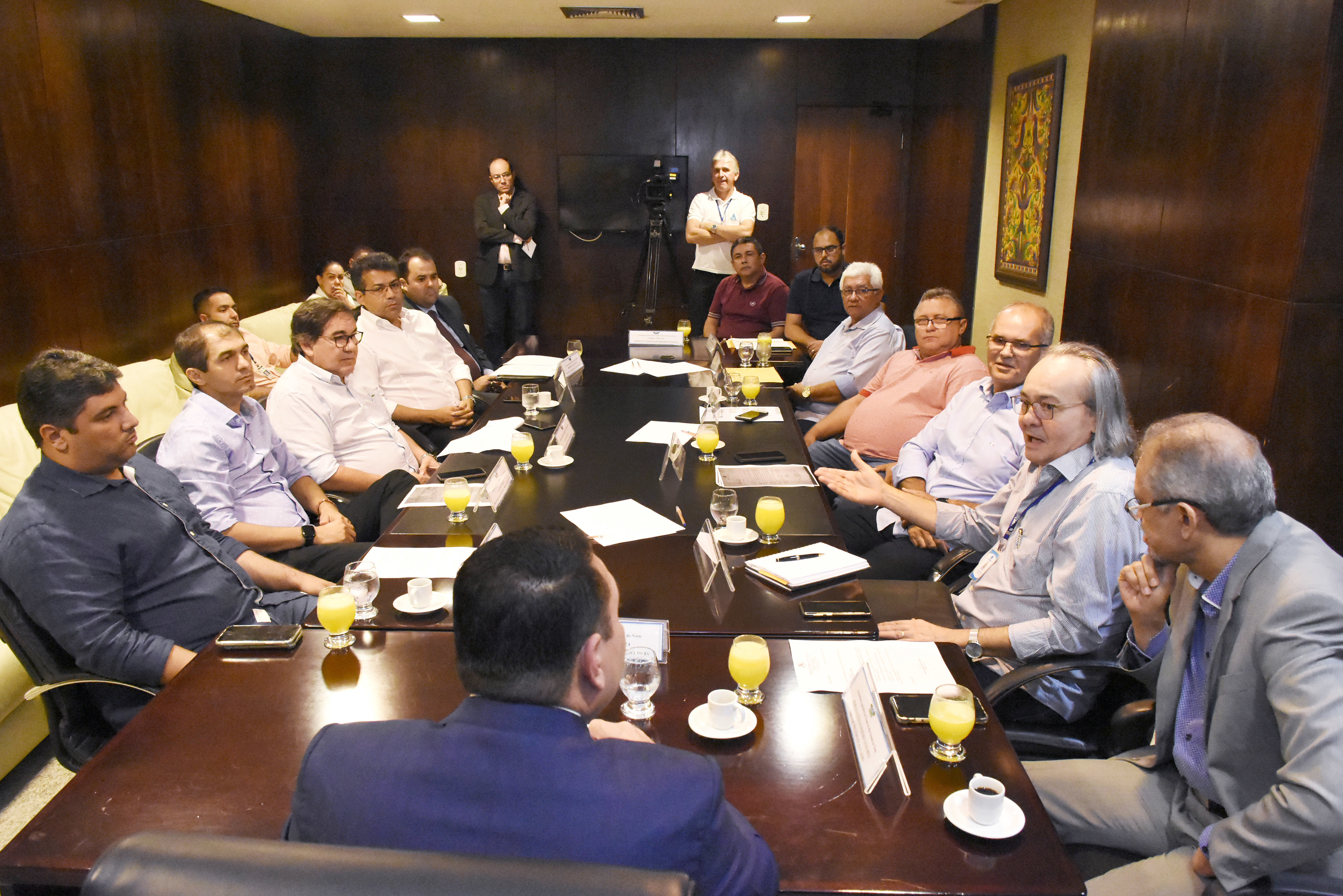Ezequiel Ferreira reúne prefeitos para apresentar demandas à Caern