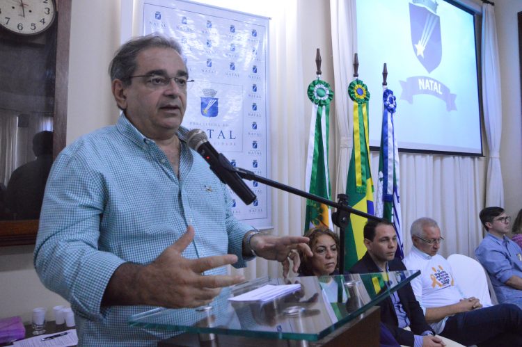 Ãlvaro Dias anuncia comitê para combater criadouros do Aedes aegypti