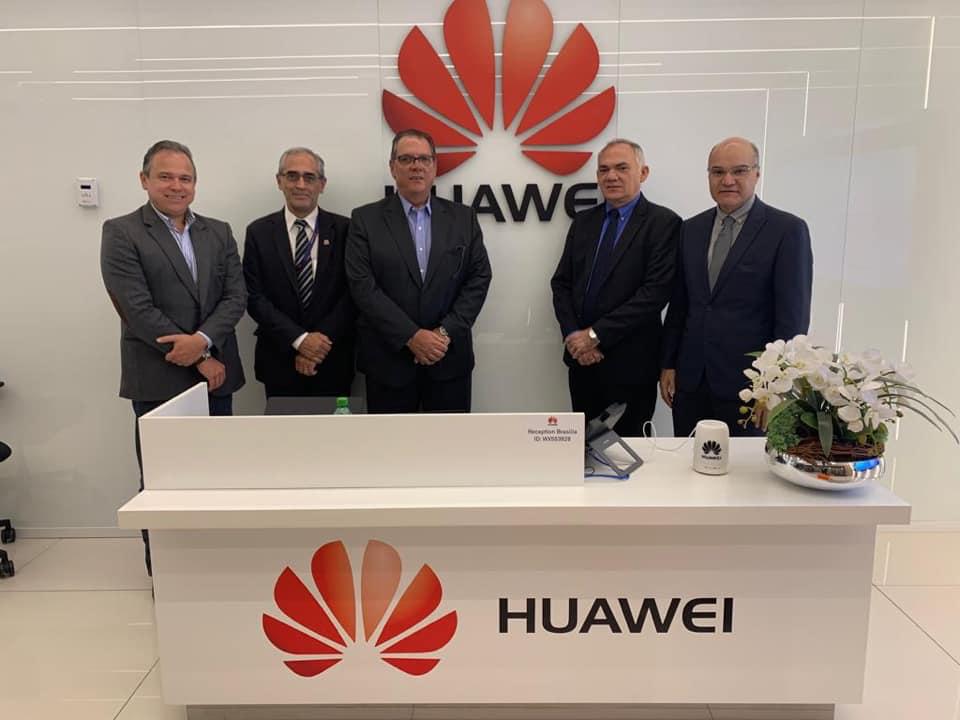 Prefeito Paulinho se reúne com dirigentes da gigante chinesa Huawei