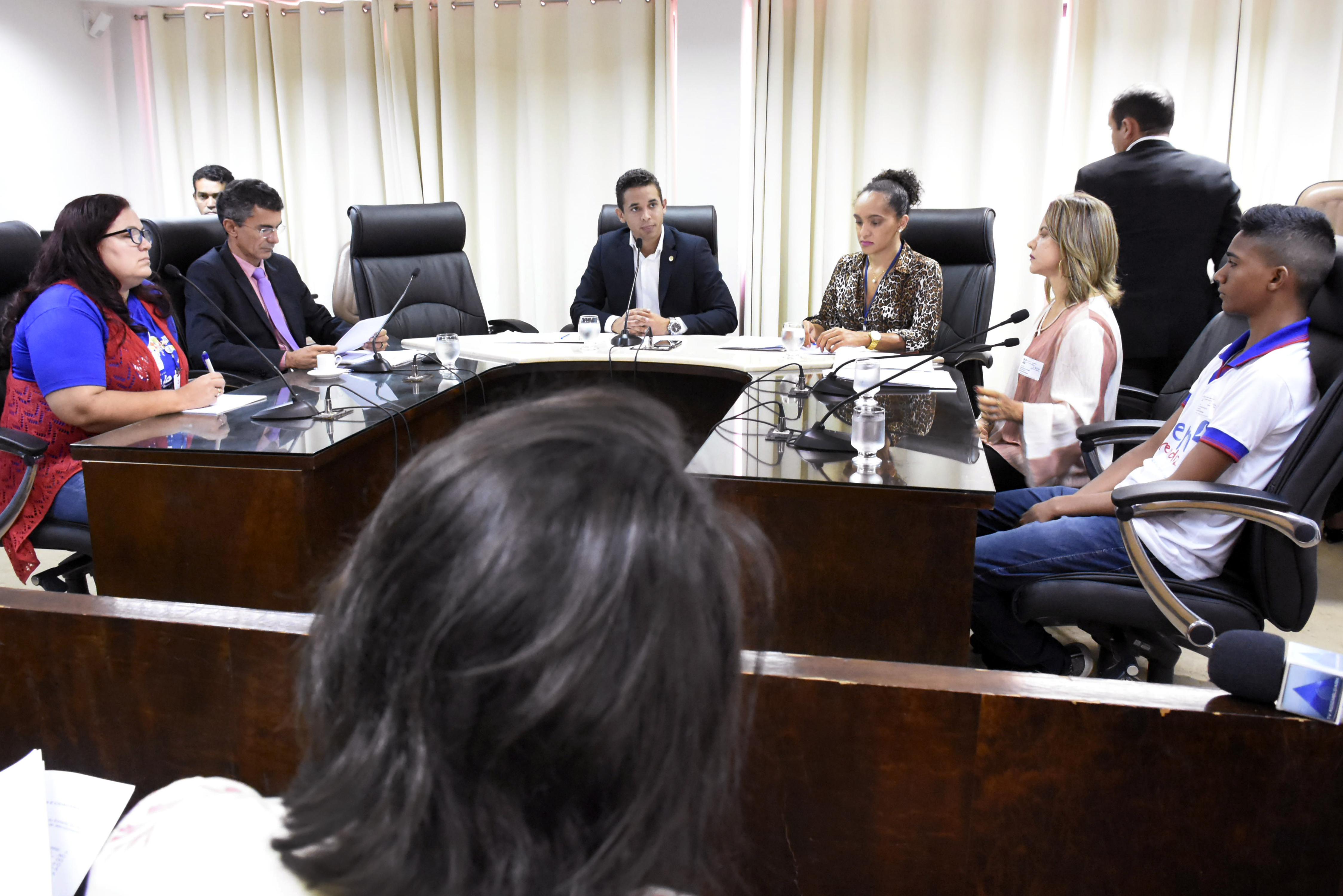 Comissão de Educação avalia revisão do Programa Aprendizagem Profissional