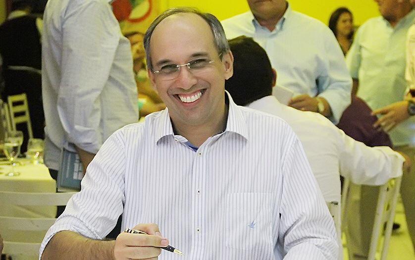 Fernandinho lanÃ§a quarto livro e homenageia Acari