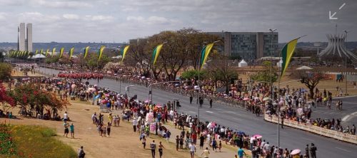 Desfile de 7 de Setembro reúne milhares na Esplanada dos Ministérios