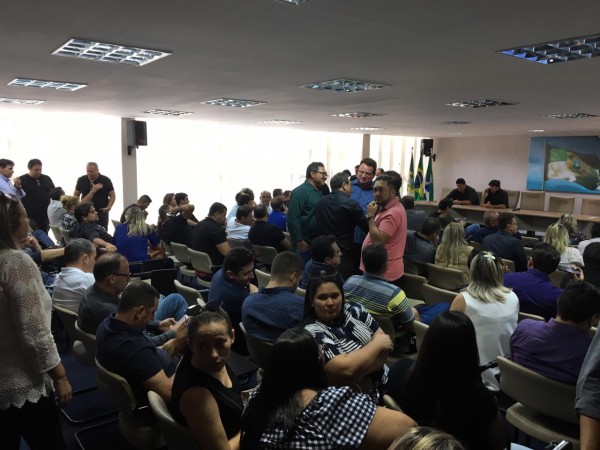 Protesto na Governadoria reúne deputados e mais de 100 prefeitos