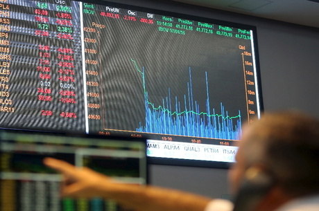 Bolsa de valores abre em alta nos primeiros negócios da semana; dólar volta a cair