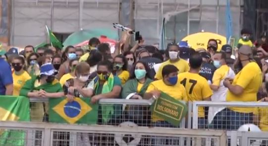 Bolsonaro vai ao encontro de manifestantes em Brasília