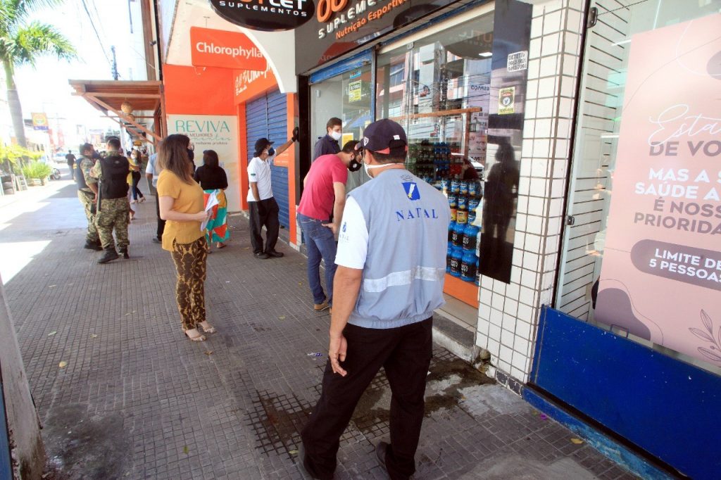 Fiscalização no comércio do Alecrim e Centro de Natal (RN)