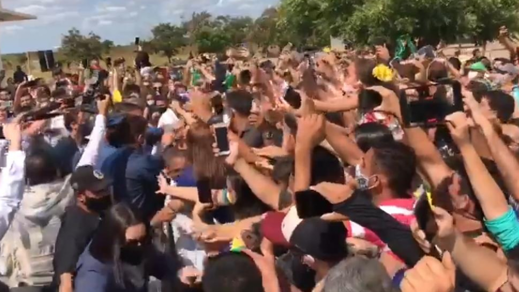 Bolsonaro chega para entrega de obras residenciais em Mossoró